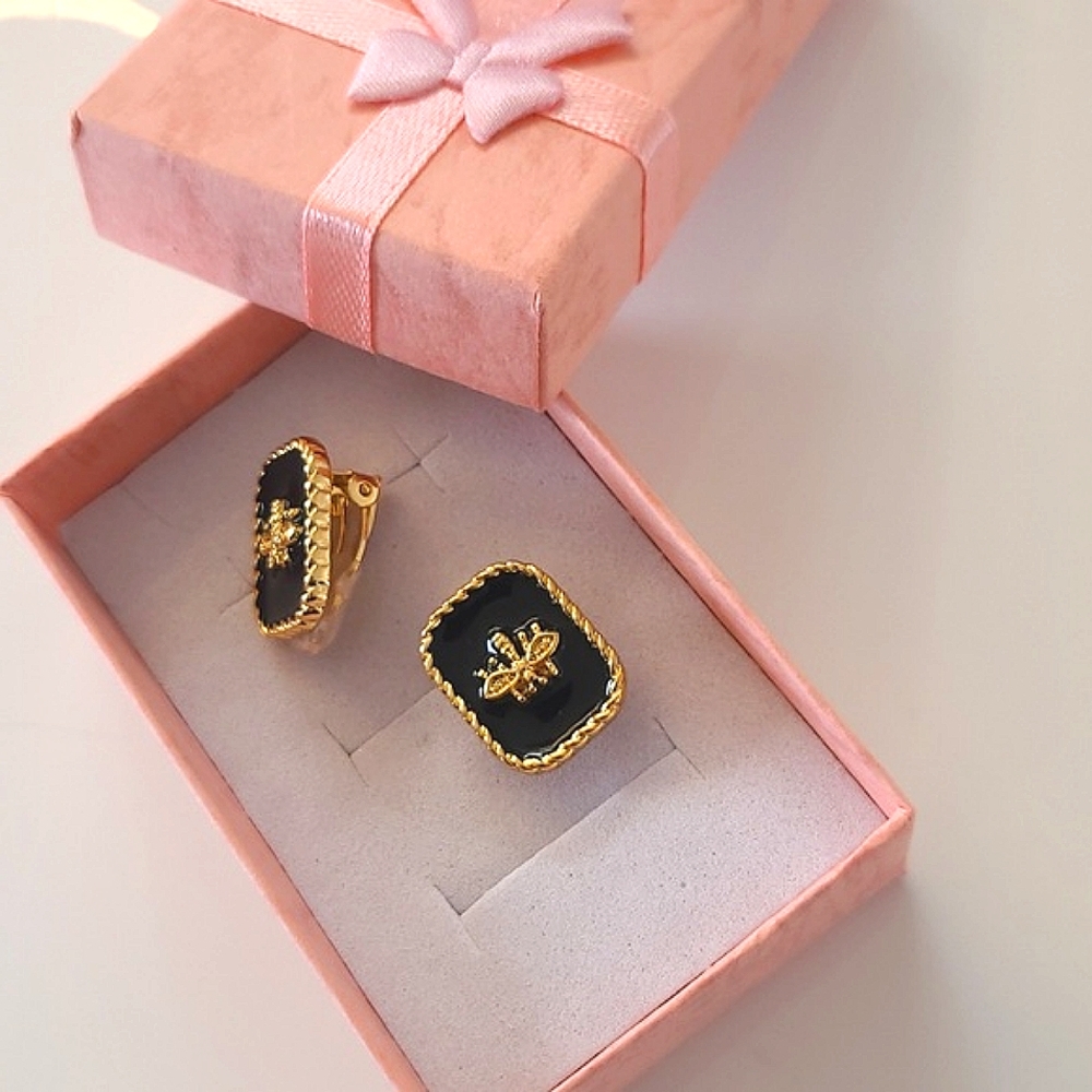 New bée earing comme.whit gift box